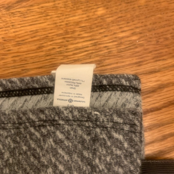 Lululemon Vinyasa Scarf in EUC Dark Gray trim - Picture 4 of 4